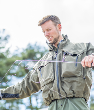 Glenns spesialdesignede hårdel sitter også på mens han er på fisketur