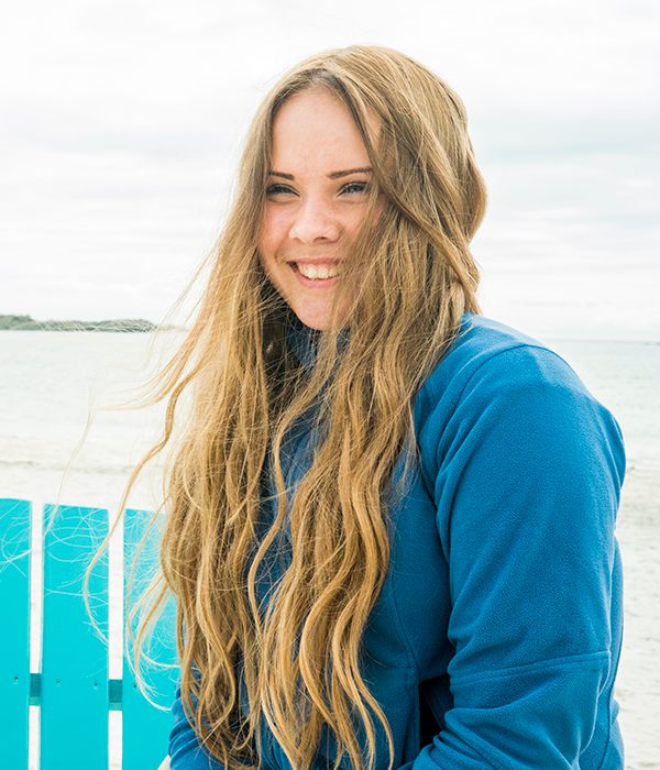 En ung jente med lang blond parykk laget av norsk donorhår
