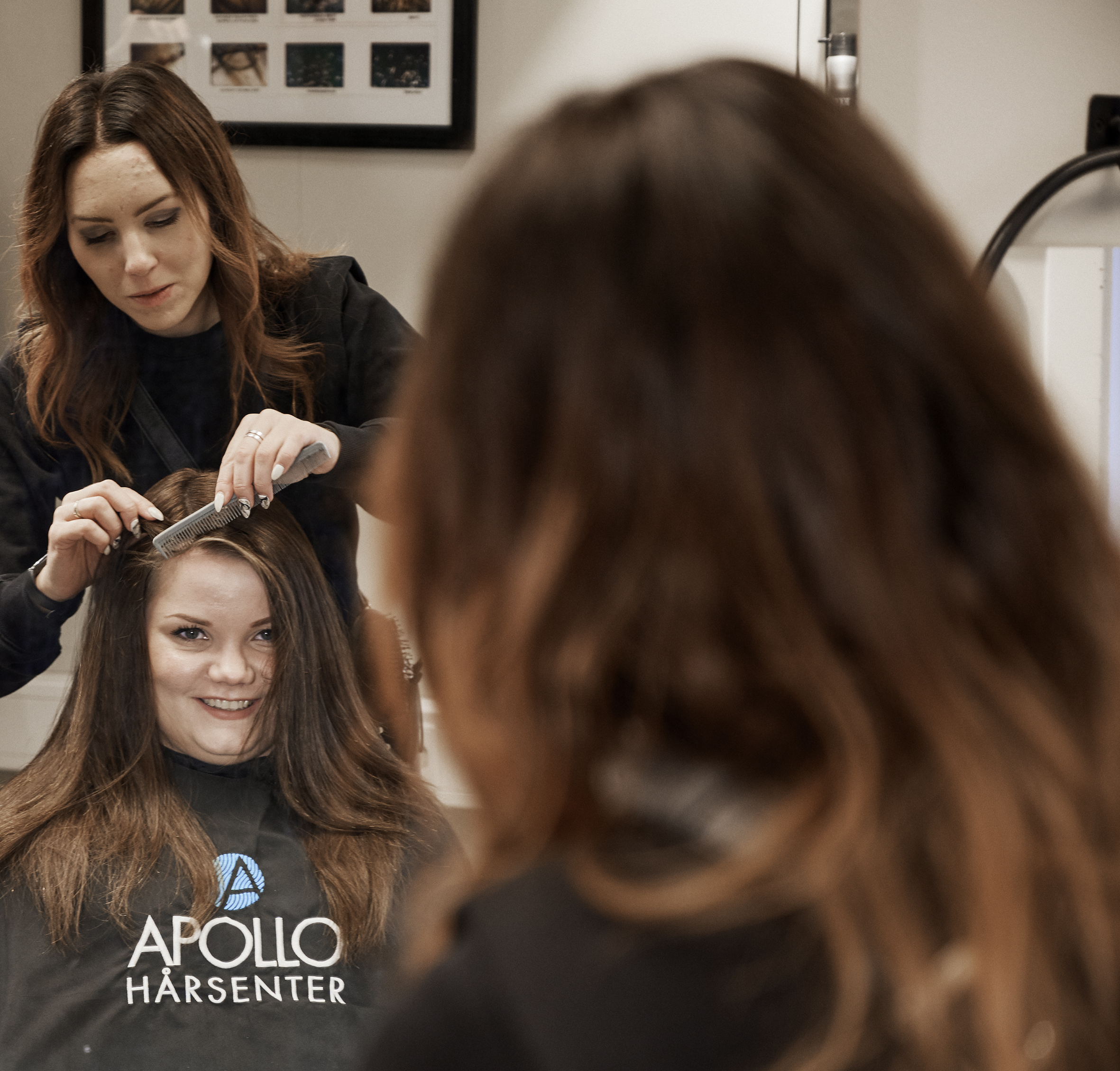 En ung kvinne får håret stusset hos Apollo Hårsenter Bodø