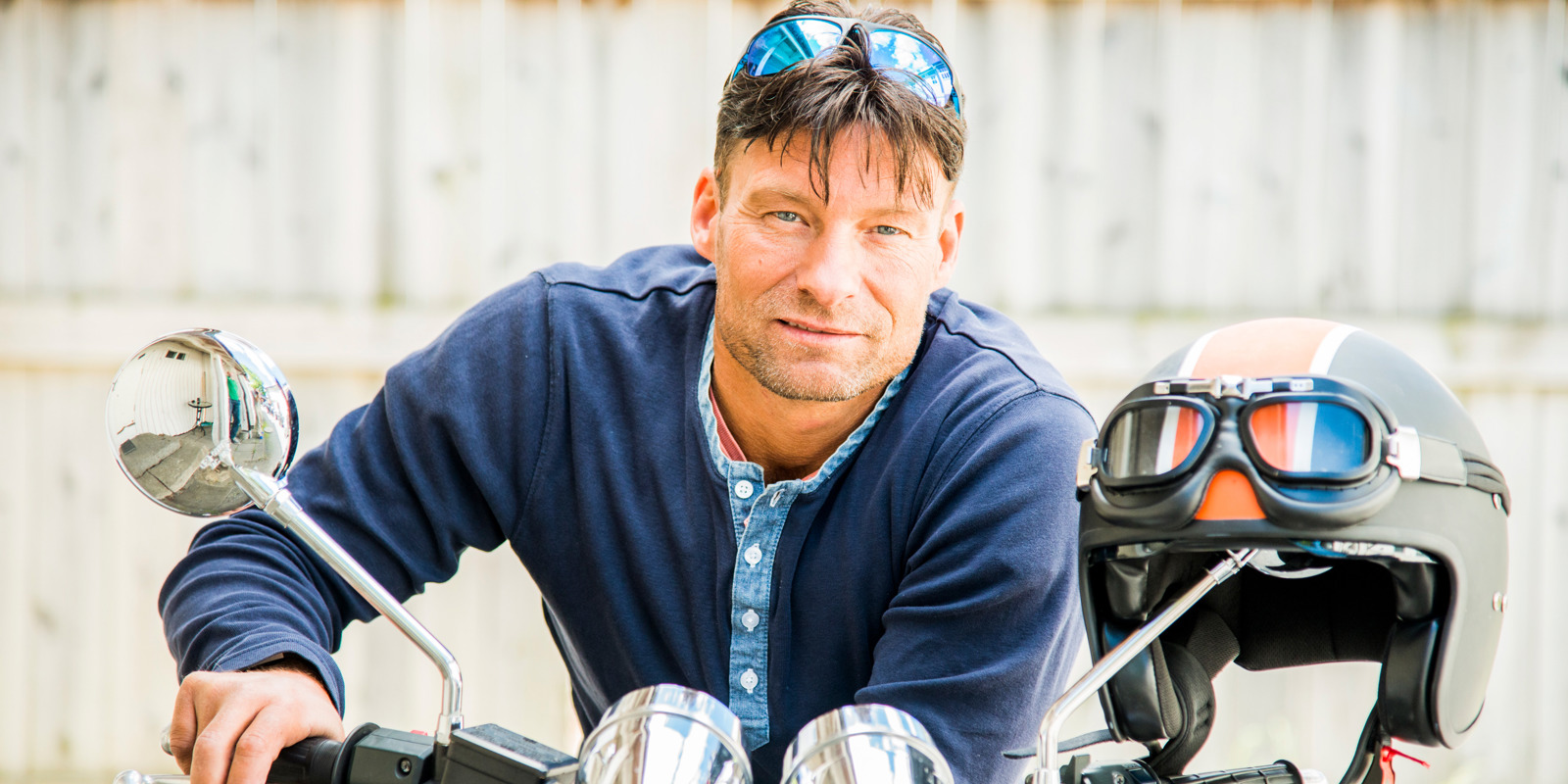 Frank kjører motorsykkel med hårerstatning fra Apollo Hårsenter