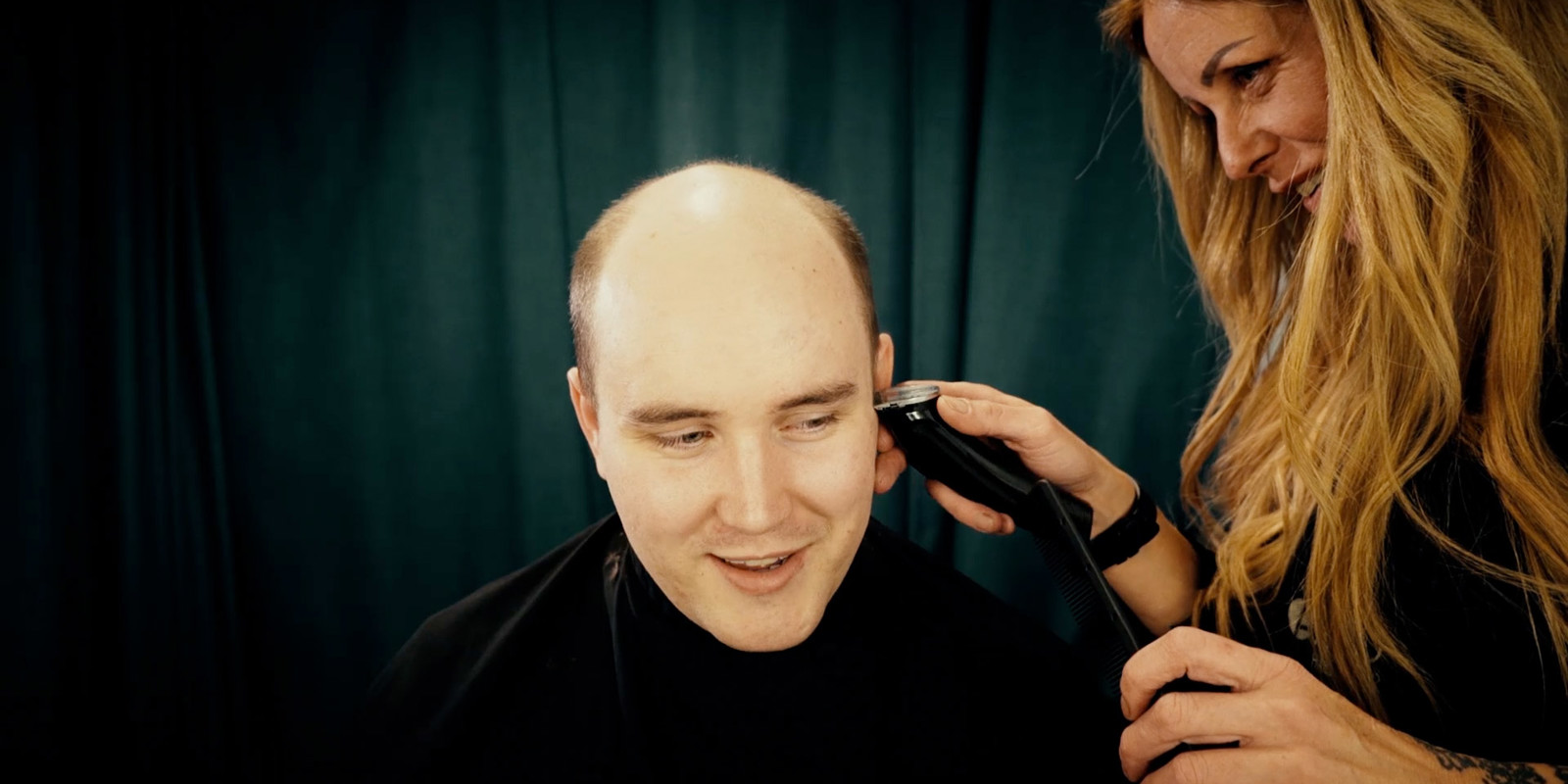 Niklas får barbert hodet hos Apollo Hårsenter Lørenskog