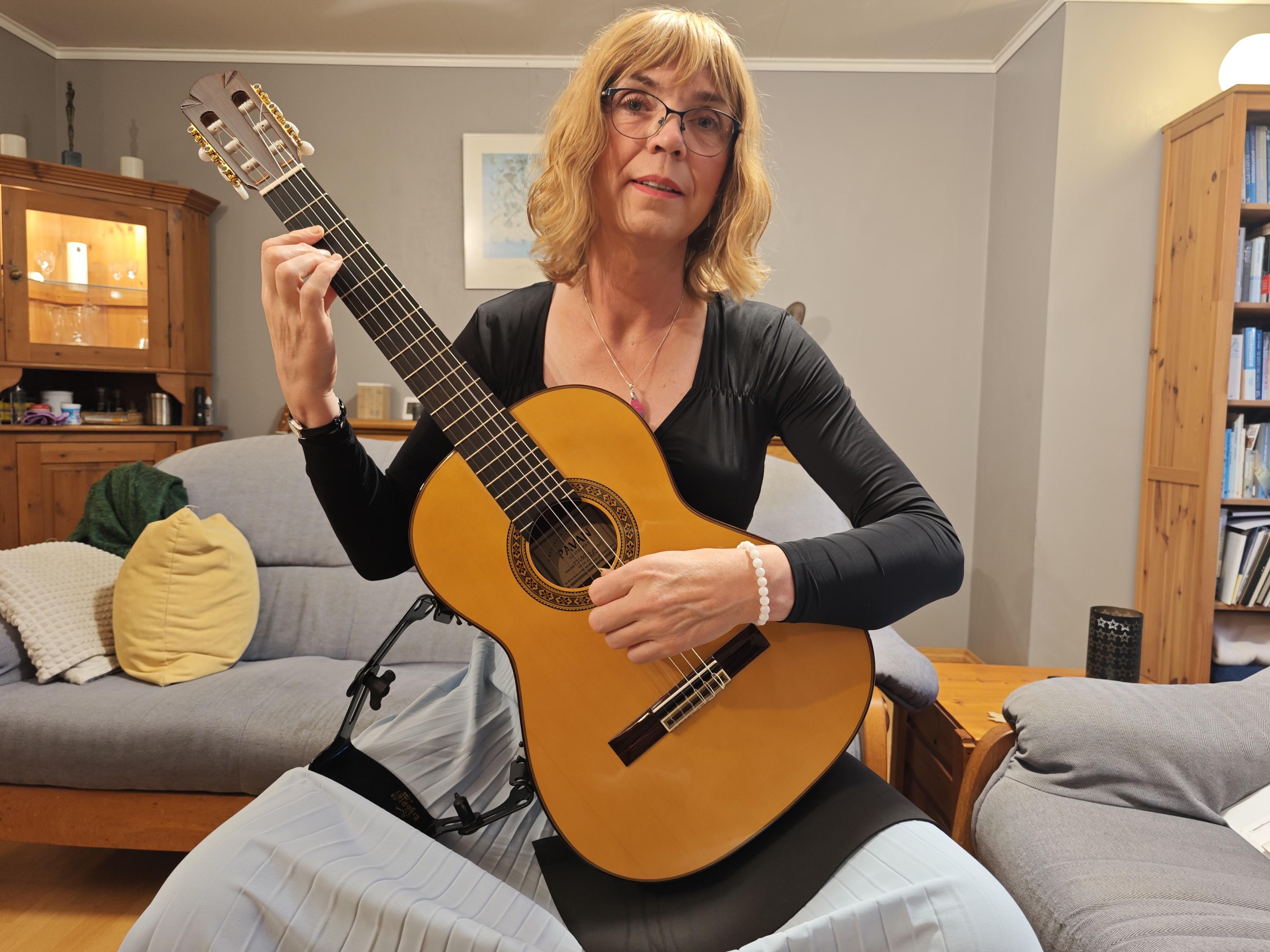 Elvira Dits 2023 11 Gitar