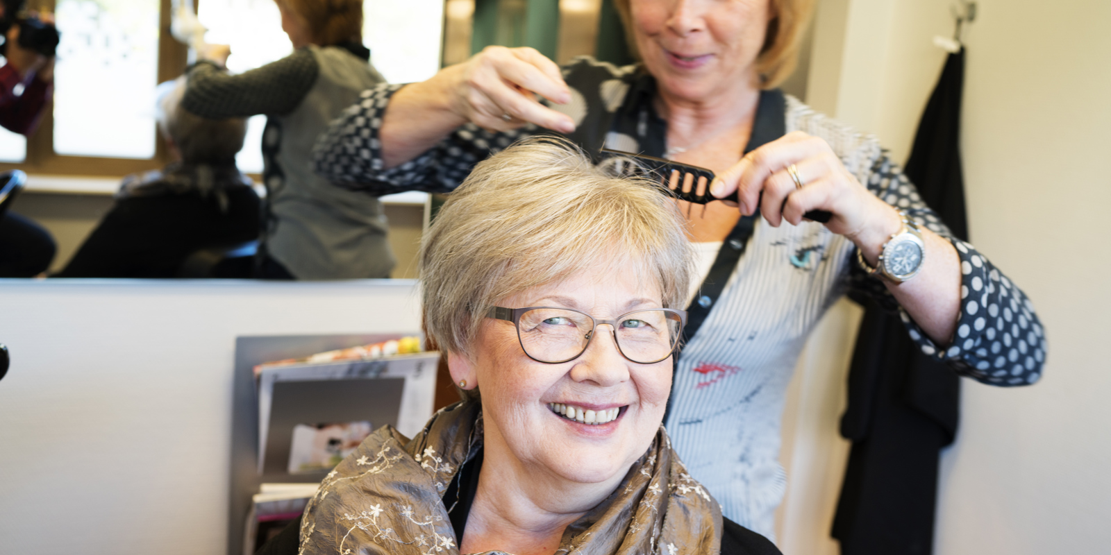 En frisør klipper hårdelen til Marie hos Apollo hårsenter