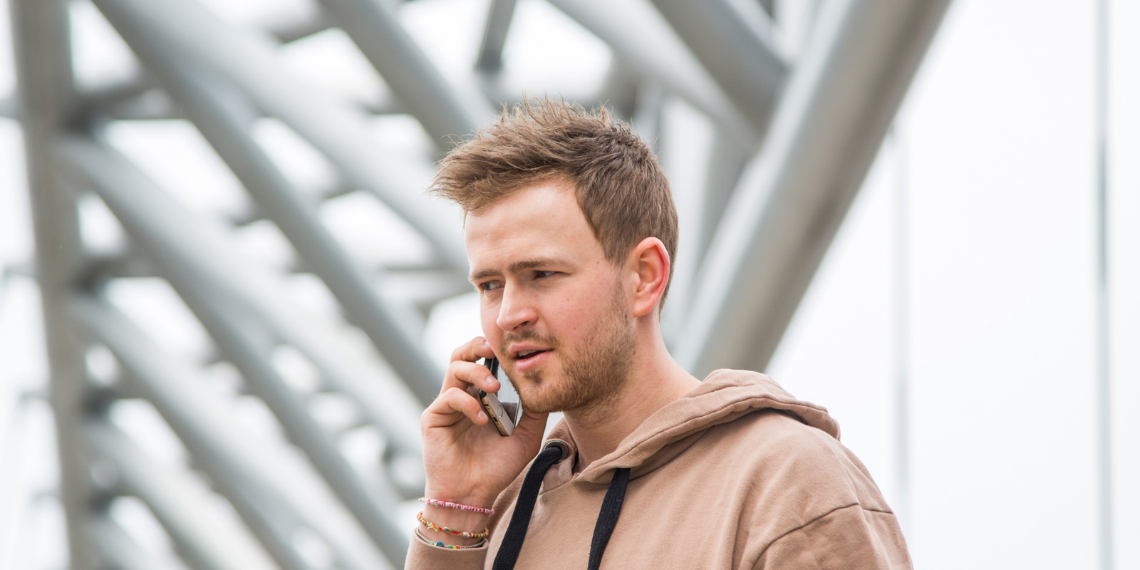 Julian med spesialdesignet hårerstatning fra Apollo Hårsenter