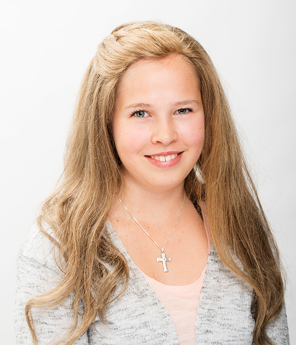 En ung jente med blond parykk laget av donorhår