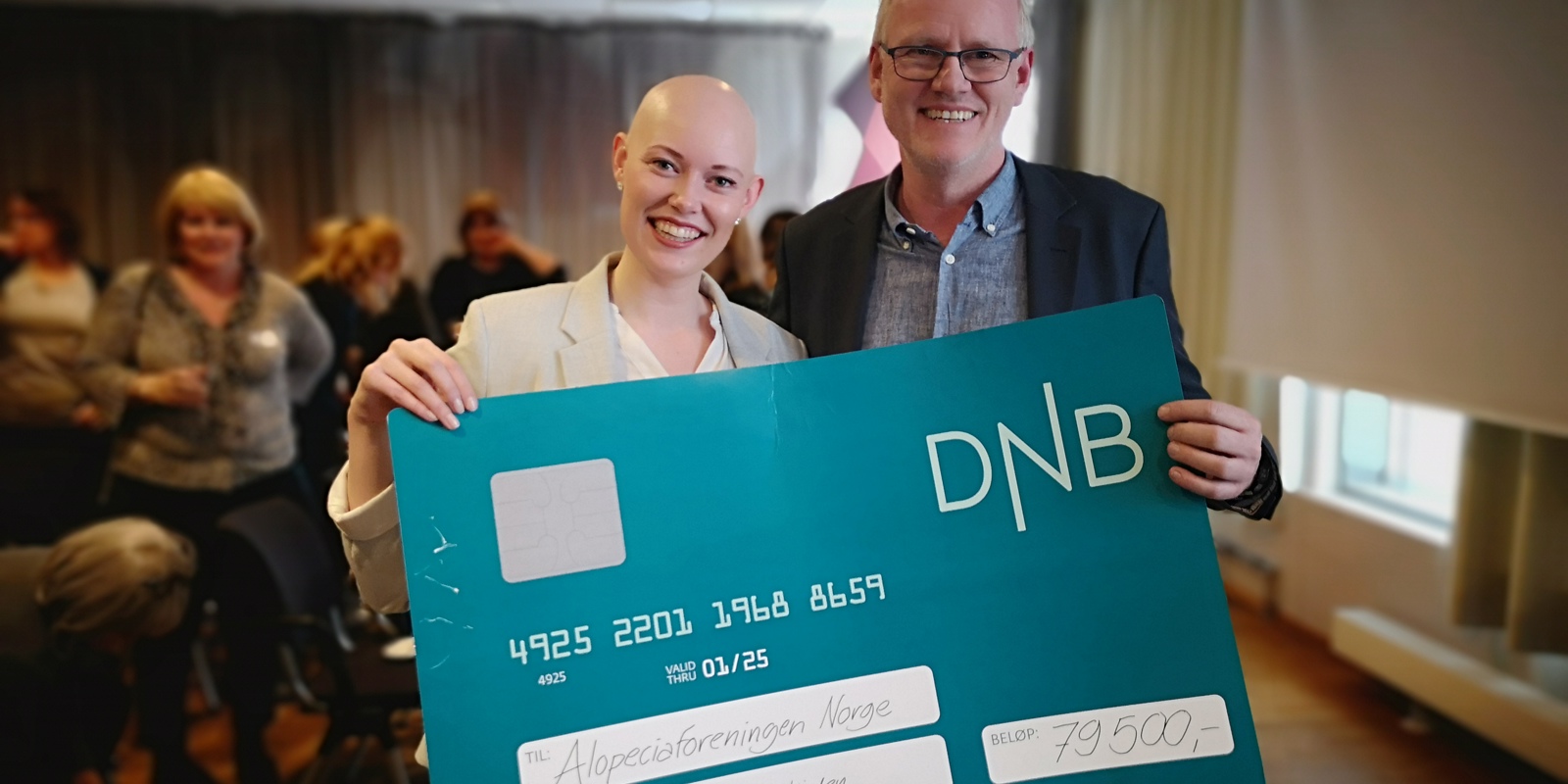 Olav fra Apollo Hårsenter overrekker en sjekk til Alopeciaforeningen