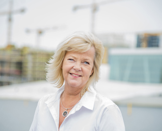 En kvinnelig hårspesialist ved Apollo Hårsenter Oslo