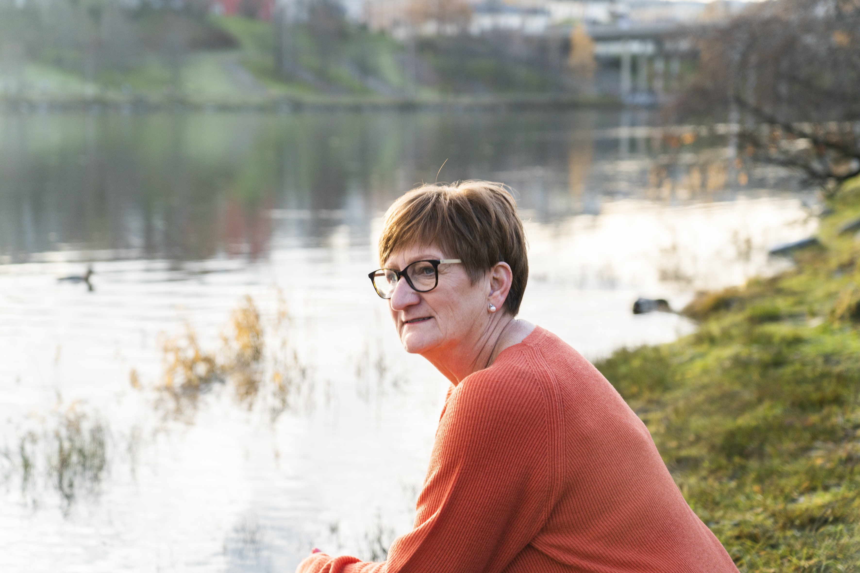 Elin med brun hårdel fra Apollo Hårsenter poserer i natur