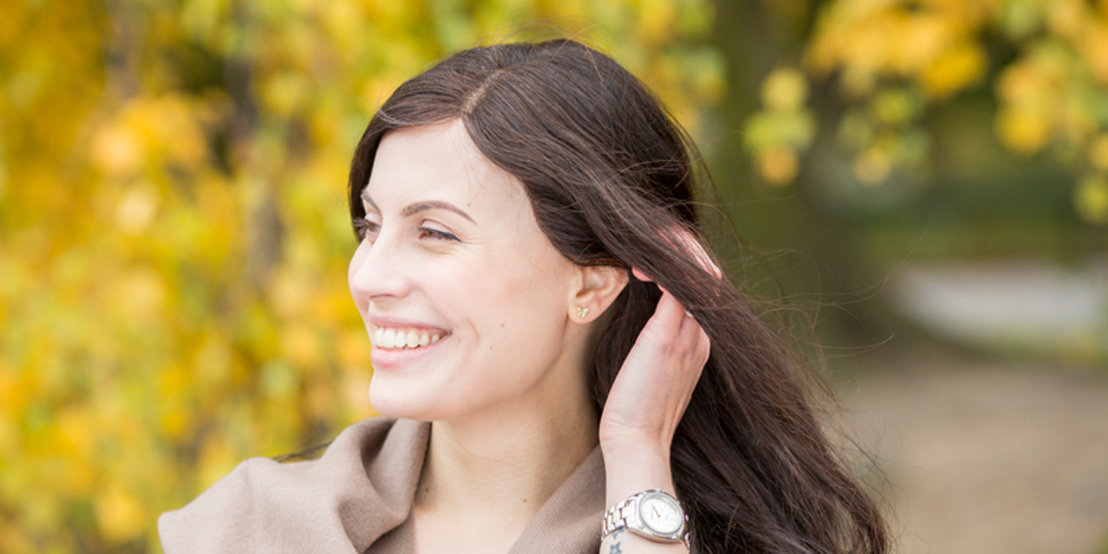 Julia, som har alopeci, skjuler hårtapet med en mørk parykk laget av norsk donorhår